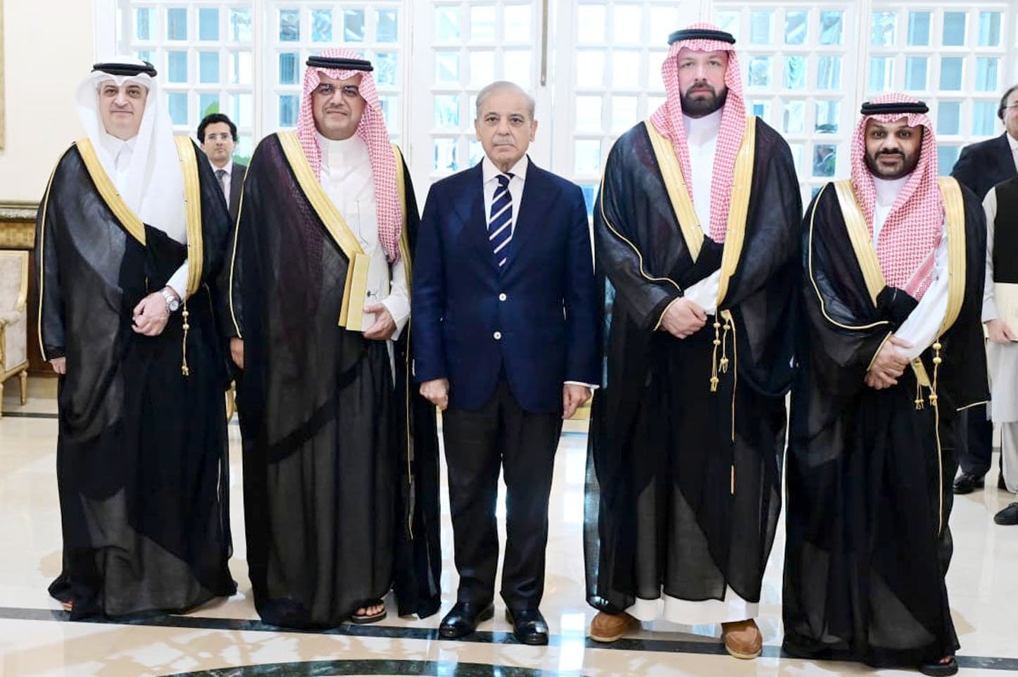 شہباز شریف سے سعودی کاروباری وفد کی ملاقات ، سرمایہ کاری کے فروغ پر گفتگو