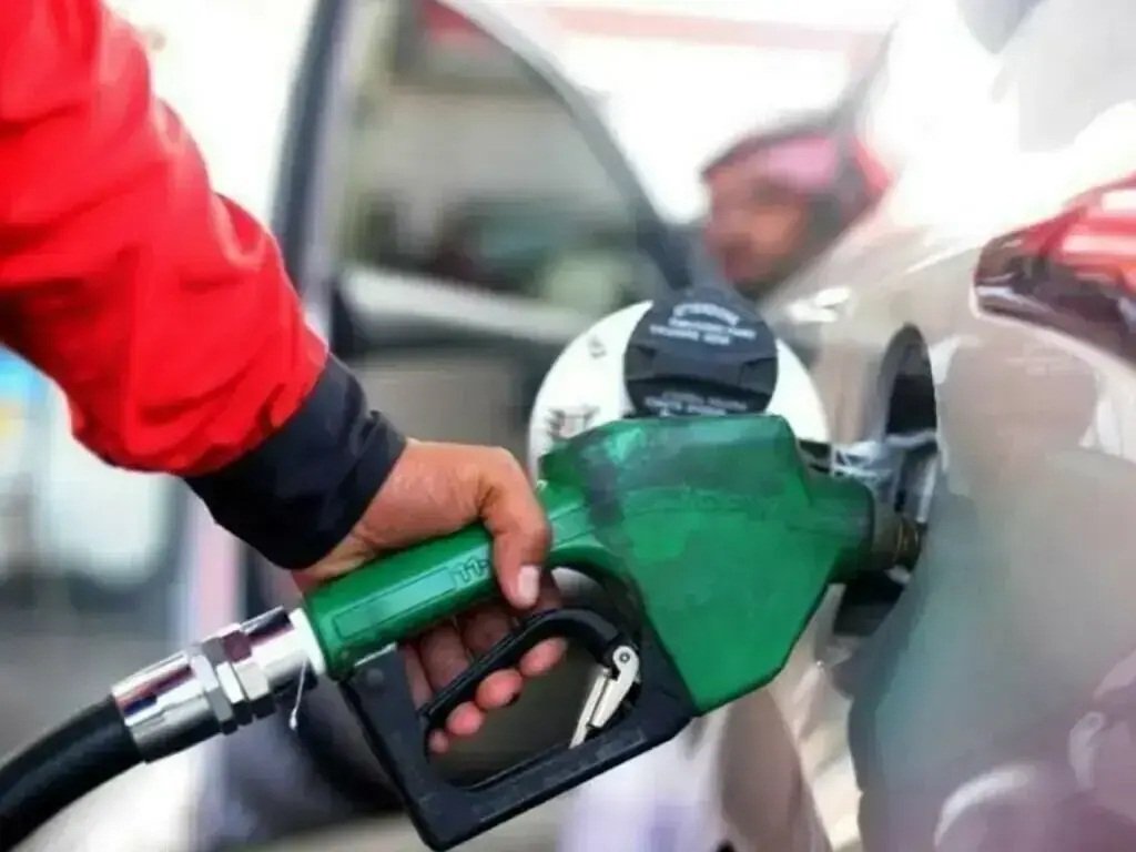 پیٹرول کی قیمت میں 3.19 روپے فی لیٹر کمی، ڈیزل میں 2.25 روپے اضافہ