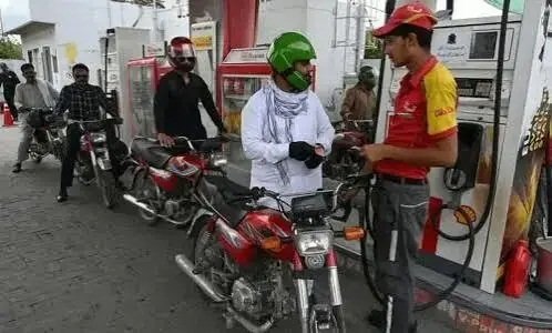 پیٹرول 5 روپے 16 پیسے اور ڈیزل 7 روپے 69 پیسے فی لیٹر سستا