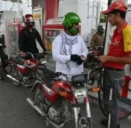پیٹرول 5 روپے 16 پیسے اور ڈیزل 7 روپے 69 پیسے فی لیٹر سستا